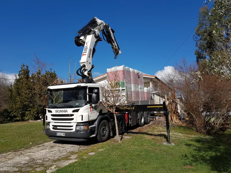 Camion grue SCANIA en phase approvisionnement sur chantier