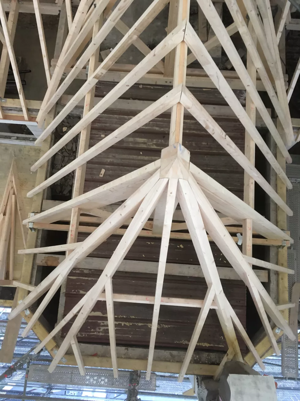 Charpente traditionnelle d'une lucarne - Immeuble ARAGON à PAU