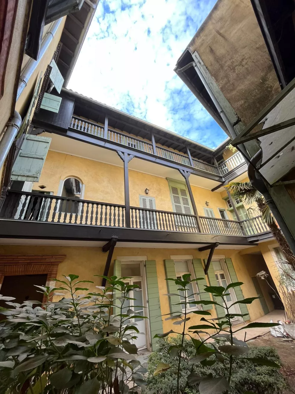 Travaux de rénovation complète d'une coursive dans une cour intérieur au centre ville de Toulouse